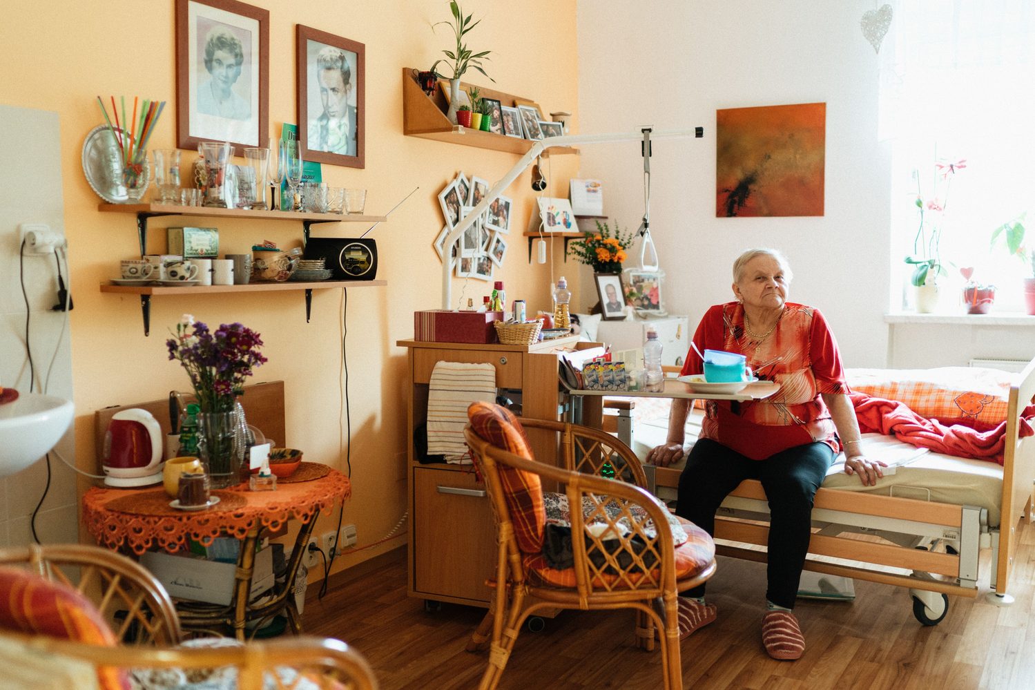 Cliënt geniet van een maaltijd, verzorgd door Fijne Zorg Mohan